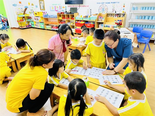 Một giờ tìm hiểu và khám phá môi trường xung quanh, nhận biết xe máy và xe ô tô của các bé lớp Sơn Ca 1 (Mẫu giáo 4-5 tuổi)