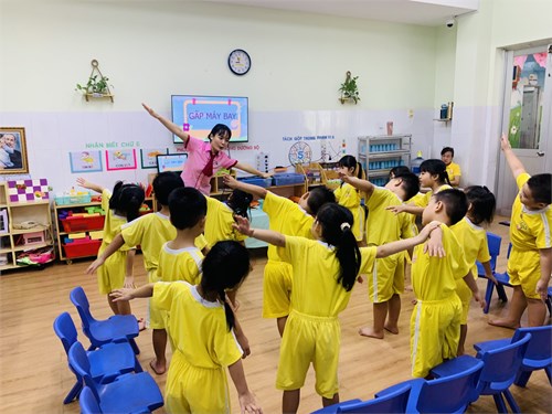Các bé lớp Sơn Ca 1 (Mẫu giáo 4-5 tuổi) trong giờ hoạt động tạo hình với đề tài  Gấp máy bay 