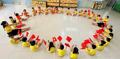 Bé tập thể dục buổi sáng.