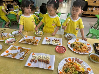 Bé ăn Buffet cùng các bạn.