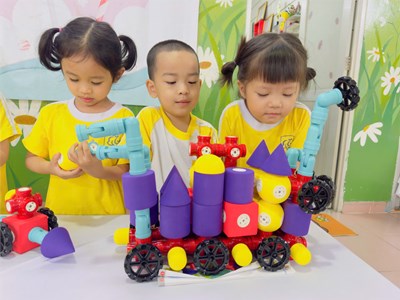 Bé tham gia lễ hội  Bé chơi với Lego 