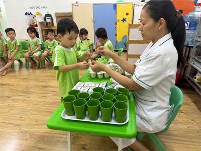 Bé uống thuốc tẩy giun định kì