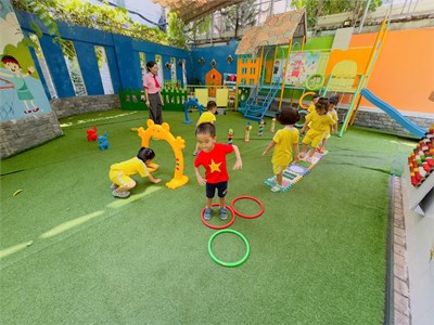 Giờ vui chơi ngoài trời của các bạn nhỏ lớp Bambi 1