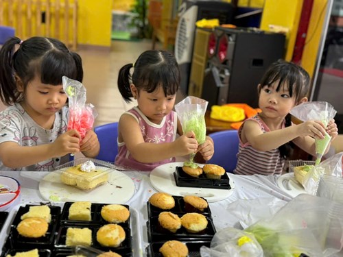 Bé làm bánh Cupcake ngày Noel cùng ba mẹ