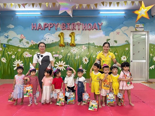 Bé tham gia tiệc chúc mừng sinh nhật các bạn tháng 11.