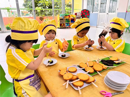 Bé tập làm nội trợ  Bánh quy nhúng Socola 