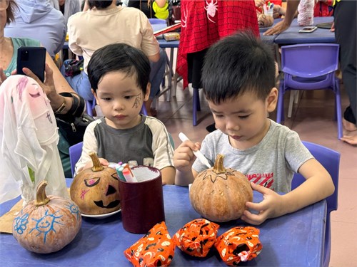 Tiệc mừng sinh nhật các bạn tháng 10 và lễ hội Halloween của các bạn lớp Bambi 1
