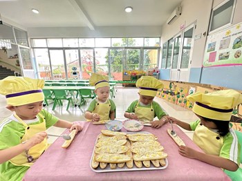 Cùng các bé lớp bambi 2 làm kỹ năng bánh mì nướng phô mai