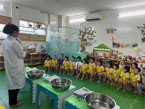 Các bé lớp bambi 2 cùng nhau học khoa học nhé vơi tiết học   sự kì diệu của giấy 