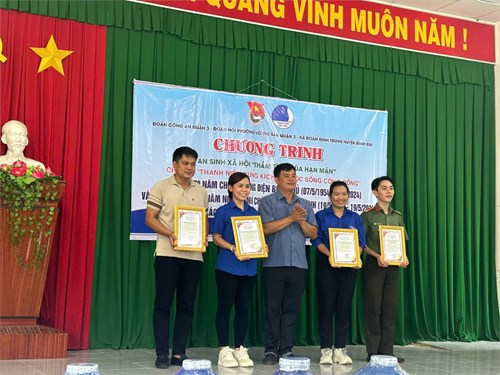 Chi đoàn mầm non 6 kết hơp cùng chi đoàn hoa main và công an quận 3 tổ chức hoạt động an sinh xã hội với chủ đề   chia sẻ yêu thương  tặng nước cho bà con dân bến tre