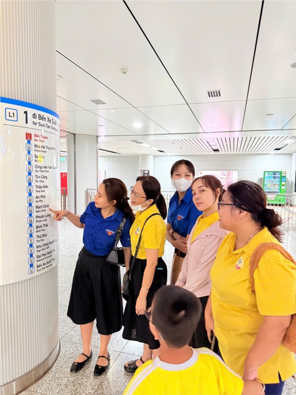 Chi đoàn trường mầm non 6 phối hợp với công đoàn tổ chức hưởng ứng đi tuyến mô trô