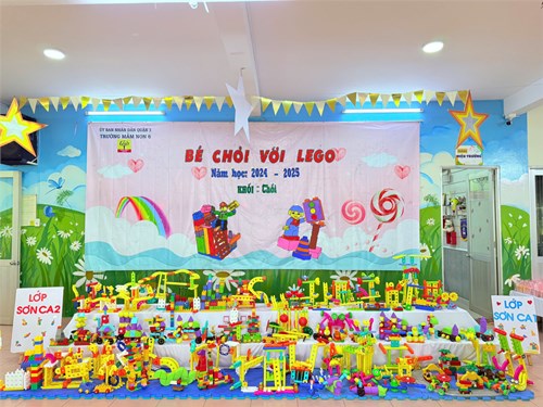 Mn6q3-bé chơi với lego