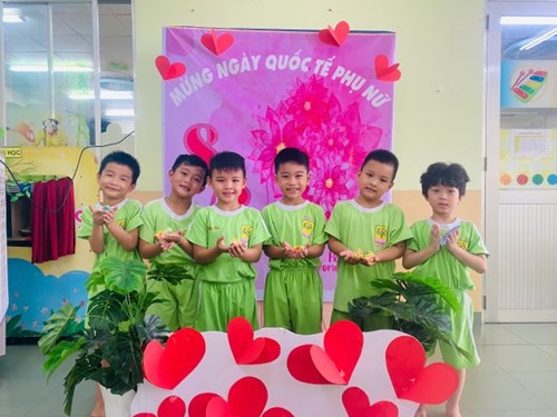 Hoạt động mừng ngày 8 tháng 3: tạo hình vòng hoa