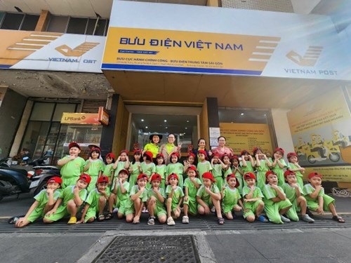 Các bé pooh 1 trải nghiệm  tham quan và gửi thư tại bưu điện tân định