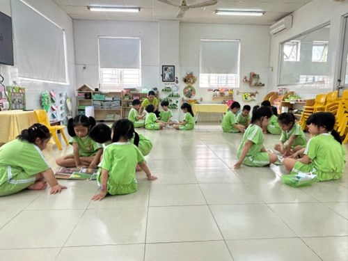 Giờ học câu chuyện cô gà mái đỏ