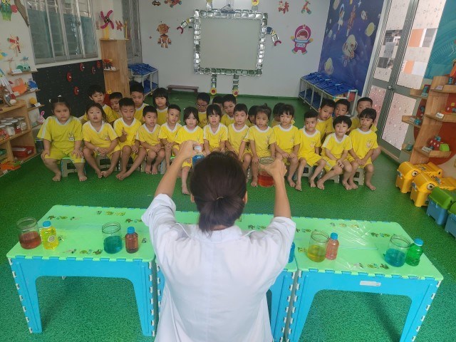 Bé làm khoa học nước đổi màu