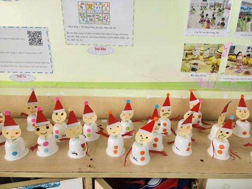 Giờ học tạo hình ông già noel của các bé lớp pooh 1