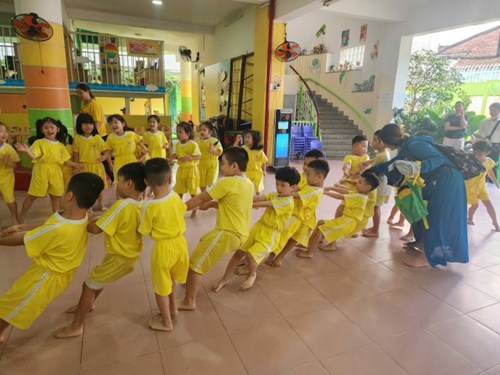 Giờ thể dục sáng của các bé lớp pooh 1