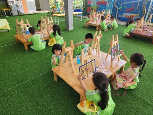 Giờ học vẽ con vật ngoài trời của các bé lớp Pooh 1