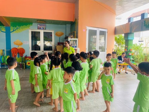 Giờ hoạt động ngoài trời của các bé lớp pooh 1