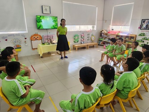 Giờ học làm quen chữ viết v và y của các bạn lớp pooh 1