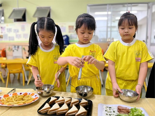 Pooh 2 - măm măm buffet với lớp mình nhé