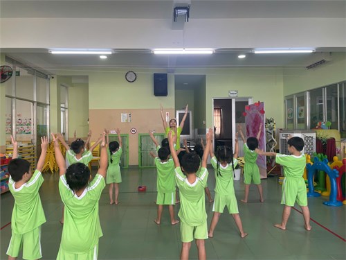 Pooh 2 - giờ học thể dục củng cố bật liên tục qua 5 vòng - ném xa bằng một tay