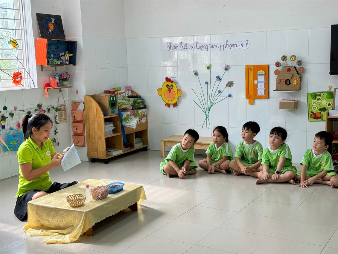 Pooh 2 - giờ học tạo hình   làm con sâu từ kĩ năng cắt theo đường viền cong 