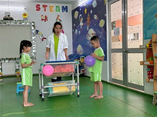 Pooh 2 - các bé cùng khám phá thí nghiệm   bóng bay trượt băng  