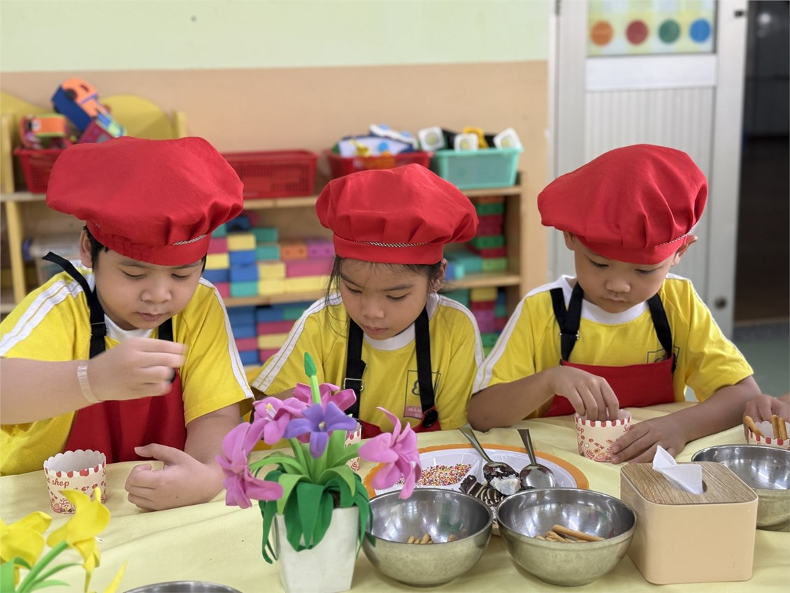 Pooh 2 - chúng mình làm bánh que nhúng socola ngon lắm các bạn ơi !!!!