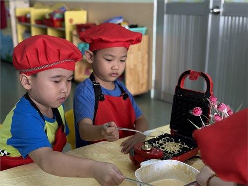 Pooh 2 - bé thực hiện kỹ năng   làm bánh waffle  