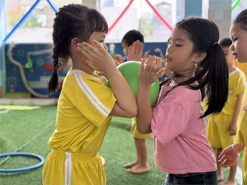 Pooh 2 vui chơi vận động sân trường qua trò chơi liên hoàn