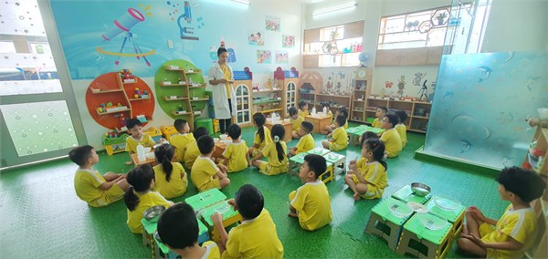 Hoạt động khám phá khoa học  Sức căng của bề mặt nước  của các bé lớp Sơn Ca 1 (Mẫu giáo 4-5 tuổi)