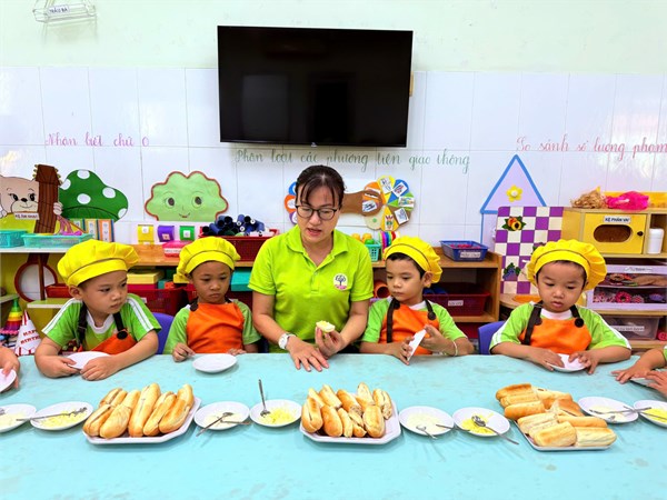 Hoạt động kỹ năng bánh mì que phô mai nướng.