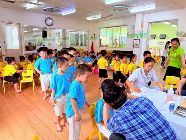 Các bé lớp Sơn Ca 1 (Mẫu giáo 4-5 tuổi) khám định kỳ tai mũi họng năm học 2024 - 2025
