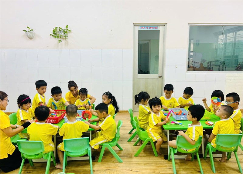Các bé lớp Sơn Ca 1 (Mẫu giáo 4 - 5 tuổi) thực hiện thiệp hoa tặng mẹ nhân ngày phụ nữ Việt Nam 20.10