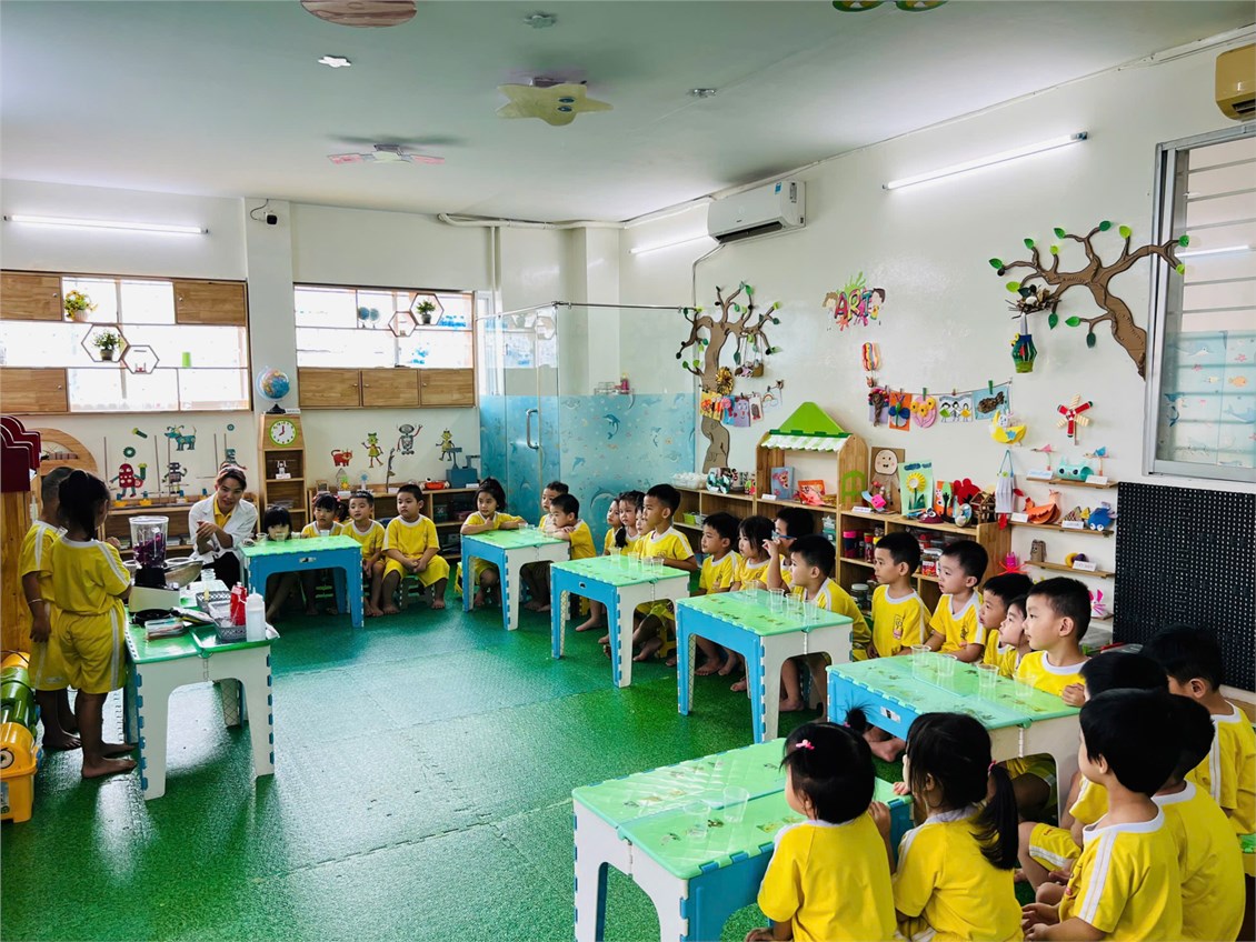 Hoạt động khám phá khoa học  Sự biến đổi của bắp cải tím  của các bé lớp Sơn Ca 1 (Mẫu giáo 4-5 tuổi)