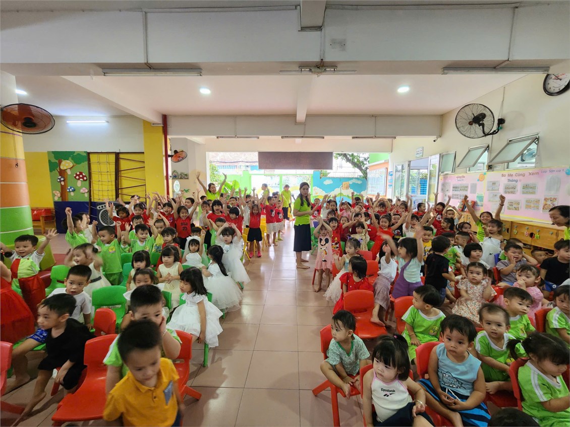Hoạt động mừng sinh nhật các bé có ngày sinh trong tháng 12 và tháng 1. Các cô thương chúc bé thêm một tuổi mới ăn ngoan, chóng lớn, vâng lời ông bà, cha mẹ, cô giáo nhé.