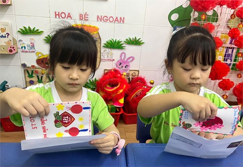Các bé lớp Sơn Ca 1 (Mẫu giáo 4-5 tuổi) hoàn thiện thiệp chúc Tết gửi tặng ba mẹ nhân dịp năm mới.