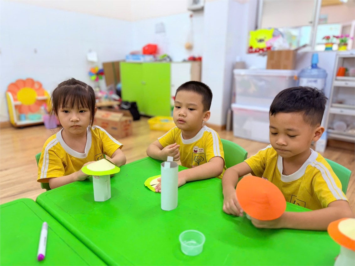 Hoạt động tạo hình Steam làm ngôi nhà từ nguyên vật liệu mở của các bé lớp Sơn Ca 1 (Mẫu giáo 4-5 tuổi)