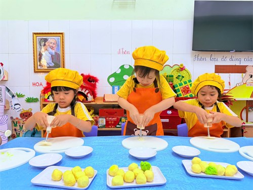 Hoạt động kỹ năng làm bánh đậu xanh hoa mai mừng Xuân Ất Tỵ 2025, của các bé lớp Sơn Ca 1 (Mẫu giáo 4-5 tuổi)