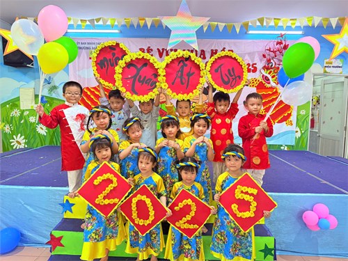 Các bé lớp Sơn Ca 1 (Mẫu giáo 4-5 tuổi) tham gia chương trình văn nghệ  Bé vui múa hát mừng xuân Ất Tỵ 2025  với tiết mục hoạt cảnh  Về quê ăn Tết 