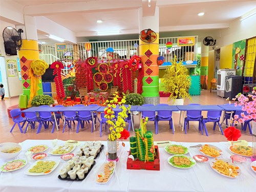 Các bé lớp Sơn Ca 1 (Mẫu giáo 4-5 tuổi) tham gia tiệc buffet tất niên, đón chào năm mới.
