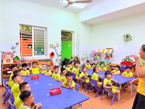 Các bé lớp Sơn Ca 1 (Mẫu giáo 4-5 tuổi) trong giờ hoạt động tạo hình Steam  Bé làm con chuột 