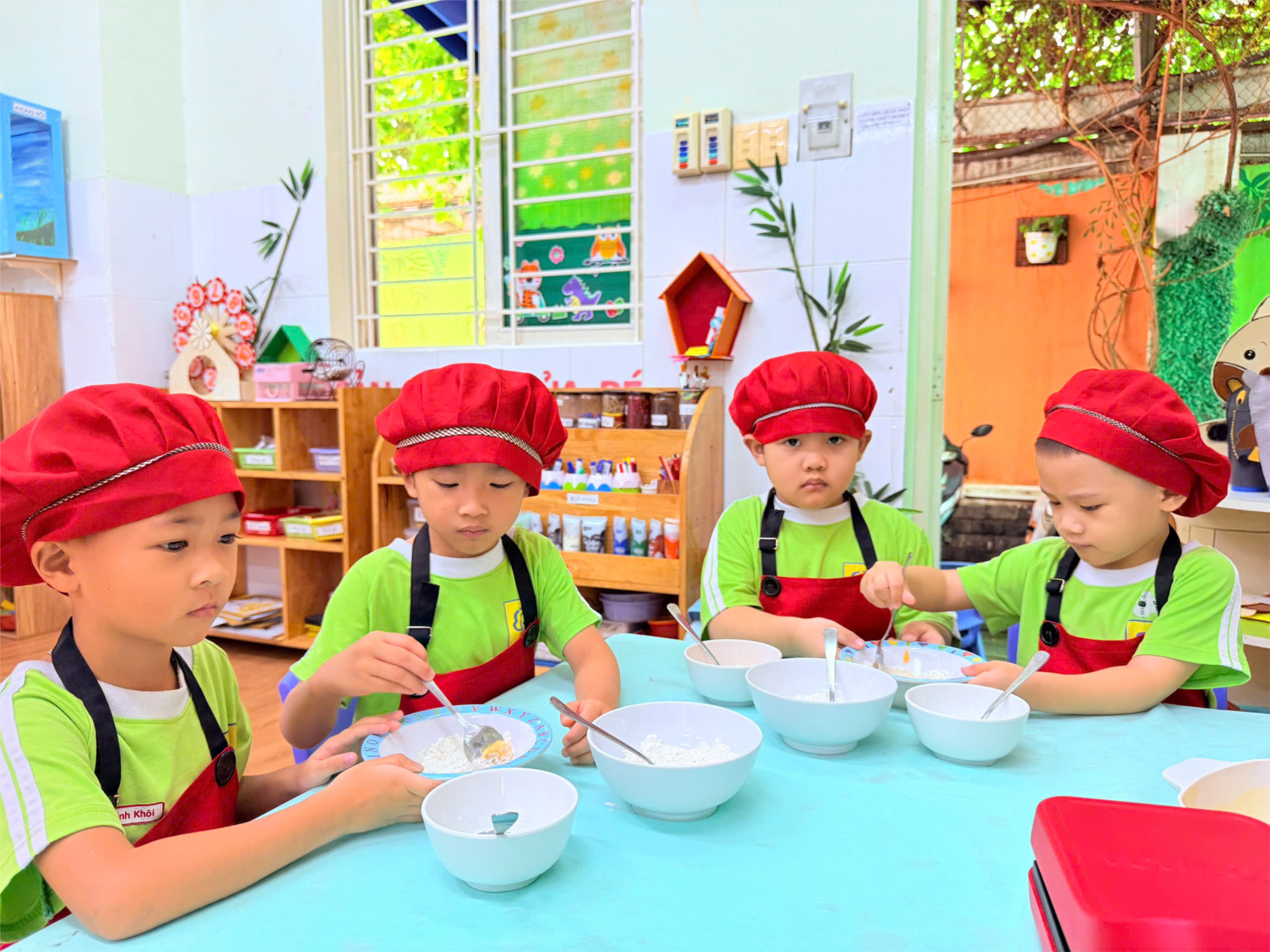 Các bé lớp Sơn Ca 1 (Mẫu giáo 4-5 tuổi) tham gia hoạt động làm kỹ năng món bánh tổ ong.