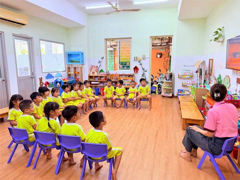 Hoạt động giáo dục tình cảm xã hội với đề tài  Phân loại rác  của các bé lớp Sơn Ca 1 (Mẫu giáo 4-5 tuổi)