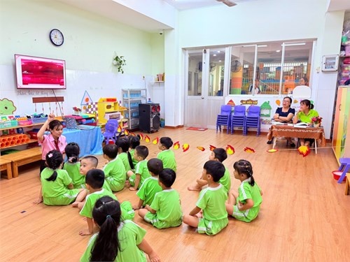 Hoạt động giáo dục kỹ năng thoát hiểm khi có cháy của các bé lớp Sơn ca 1 (Mẫu giáo 4-5 tuổi)