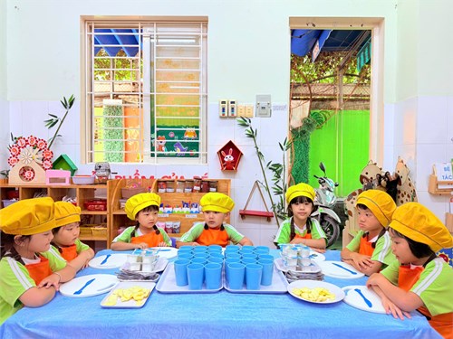 Hoạt động bé làm kỹ năng món  Sữa chua thơm  của các bé lớp Sơn Ca 1 (Mẫu giáo 4-5 tuổi)