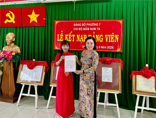 Lễ kết nạp đảng viên mới đồng chí Phan Phụng Tiên
