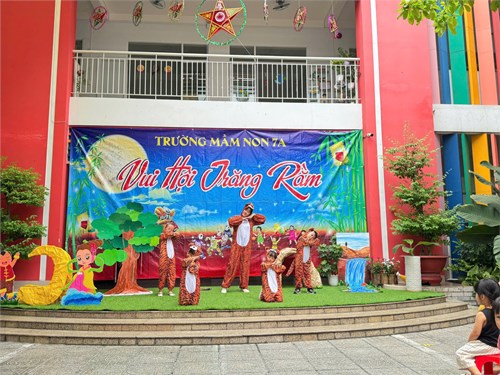 Bé vui hội trăng rằm năm 2024